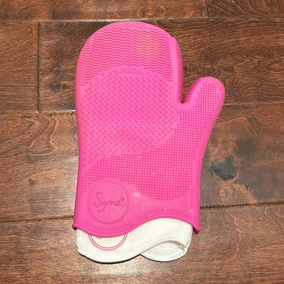 Sigma Makeup Brush Cleaner Glove - Picture 9 of 12